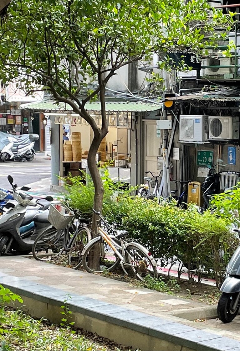 店舗は公園前の交差点にあり、ひっきりなしにUber Eatsなどのデリバリースタッフがピックアップに訪れています。