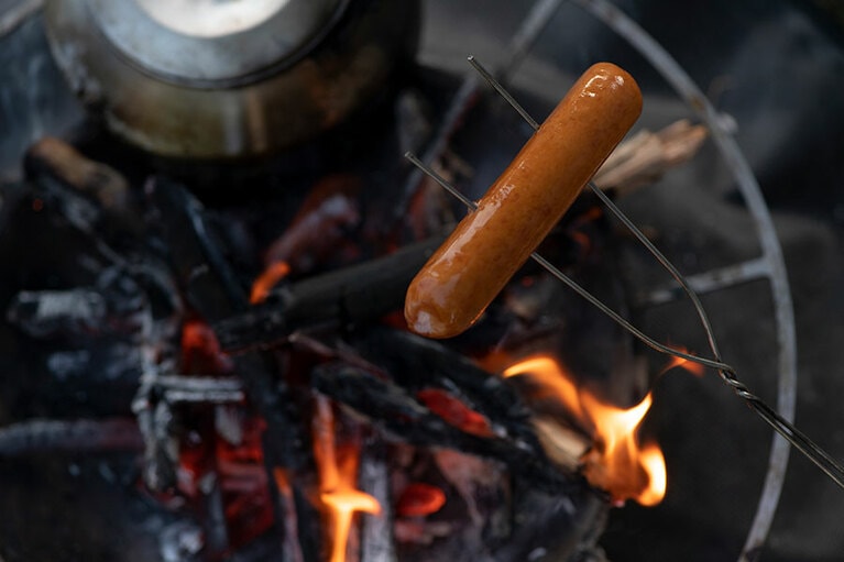 ソーセージは太めのほうが焚き火で炙りやすい。