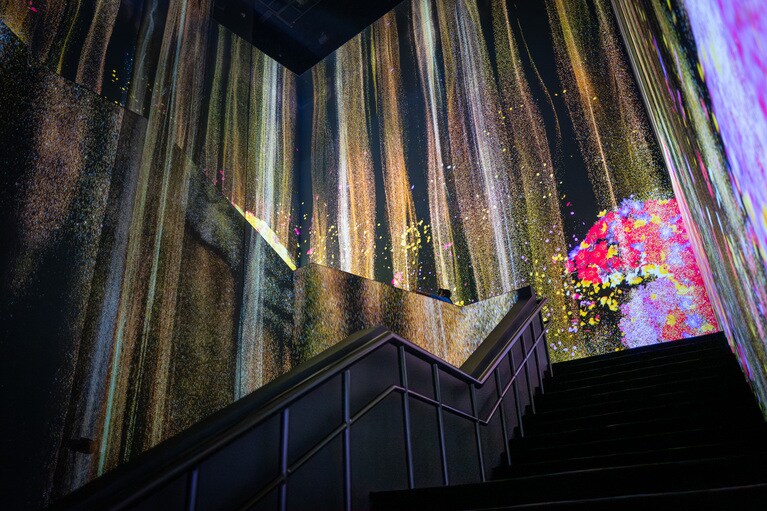 ジッダ限定のアート作品。チームラボ「Persistence of Life in the Sandfall」。