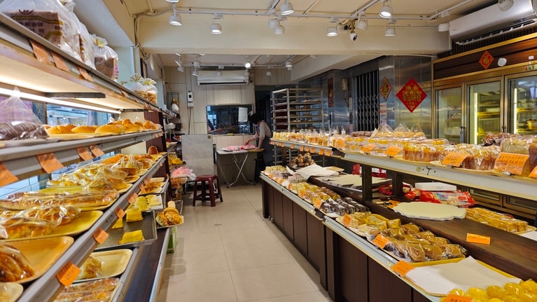 店内に所狭しと並んだお菓子とパン。