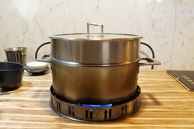 上段にハマグリを入れ、じっくりと下の鍋にエキスを落とす。