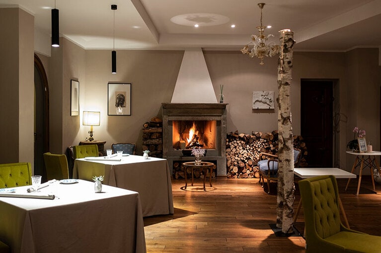 112平米ものモダンな店内に、テーブルはたったの9席で真剣勝負。夜のみ営業(日曜はランチあり)。