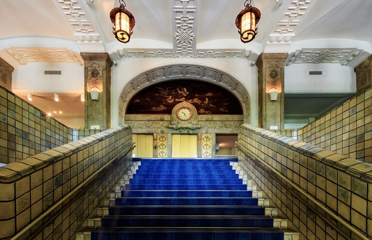 1世紀近くにわたり、たくさんの賓客をお迎えしてきた本館大階段。