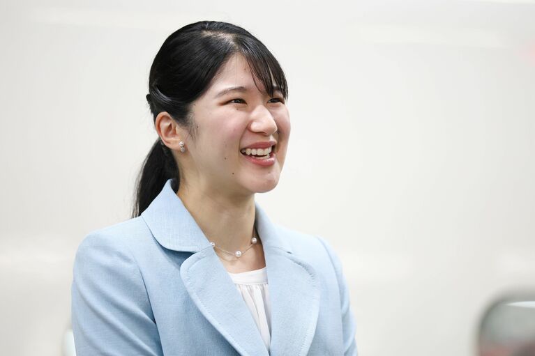 9月6日、JR新潟駅に到着し、出迎えを受けられる愛子さま［代表撮影］　©時事通信社