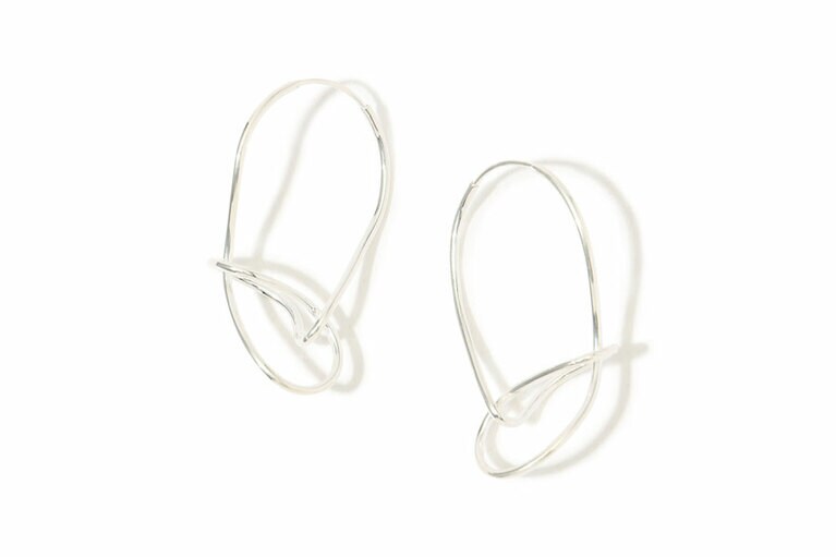 SMALL FLORA EARRINGS 36,300円／BAR JEWELLERY