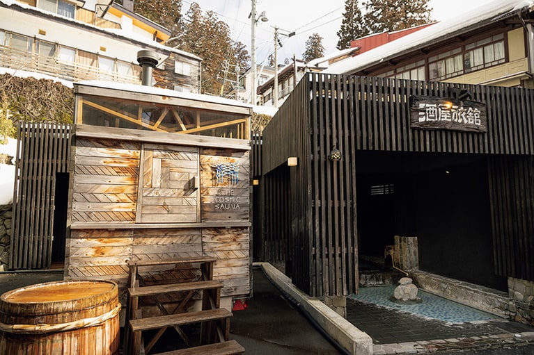 すぐ隣の開放的な源泉掛け流し温泉「亀の湯」も利用可能。