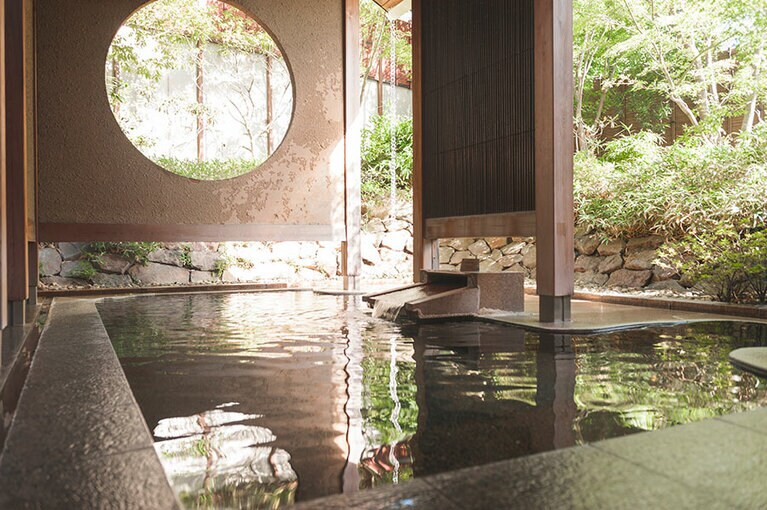 緑がそよぐ音を聞きながら入る温泉。入浴指南でさらに効果がアップ！