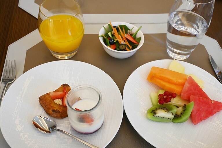 ある日の朝食。イチゴのデニッシュ108キロカロリー、ミックスベリーヨーグルト34キロカロリー、季節のフルーツ54キロカロリー、オレンジジュース96キロカロリー、アンチオキシダントサラダ48キロカロリー。合計340キロカロリーで目標を少々オーバー。