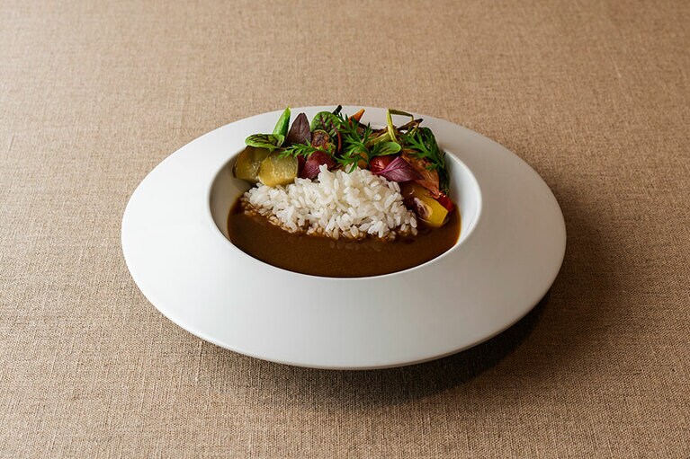 せっかく自分で作ったカレーなんだから、最高に美味しそうに盛り付けたい。そんな時に使いたい、シンプルで料理の映える真っ白な皿。