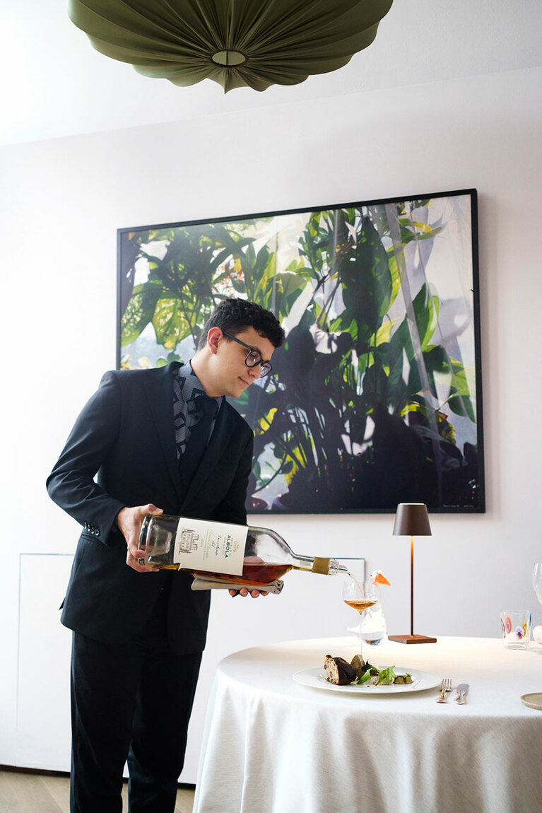 レバーを使った料理のペアリングには、ヴィンサントと呼ばれる甘いデザートワインがおすすめ。フロアの壁には、コンテンポラリーアートの作品が飾られている。