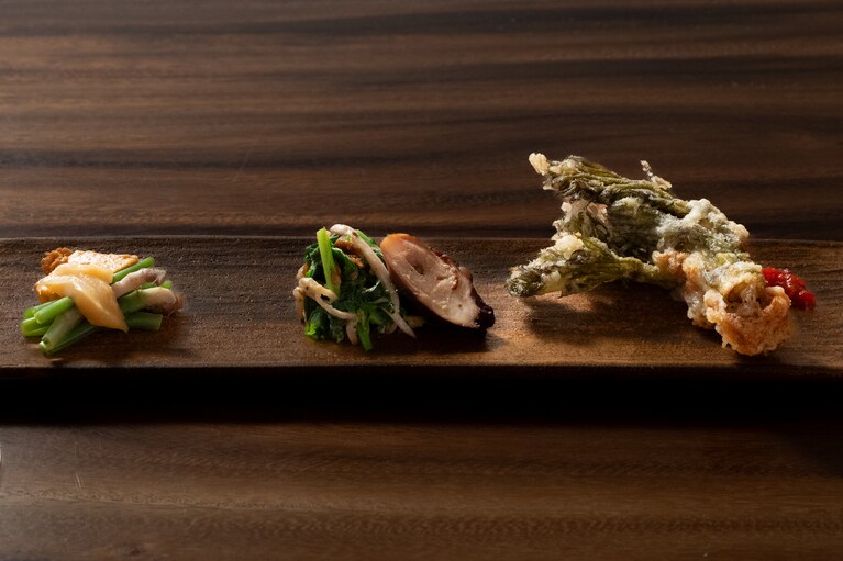 立派なたらの芽が目を引く「海と大地」。