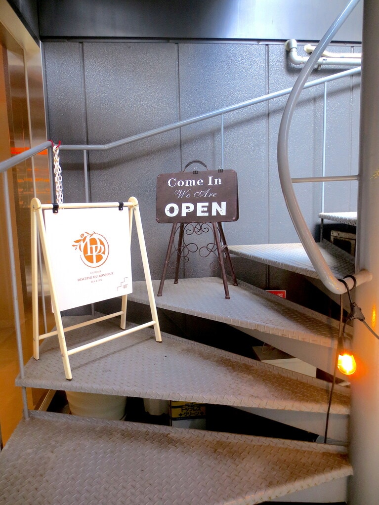 エントランス。4階への階段にOPENの立て看板が。