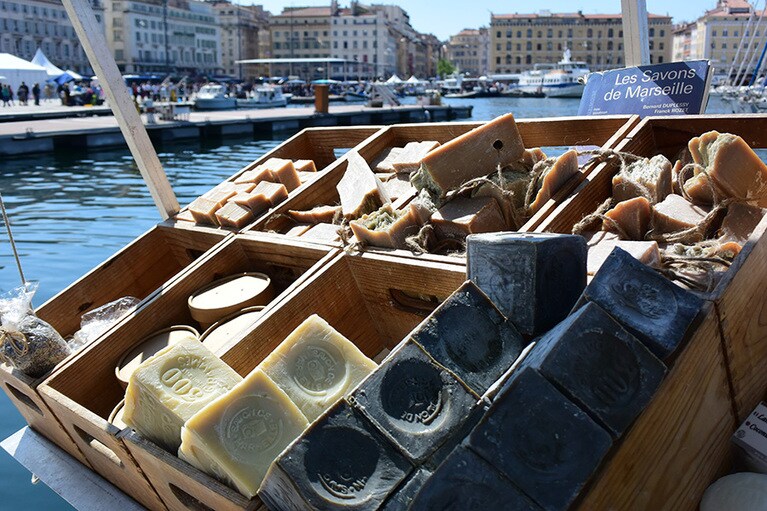 ルイ14世によって厳しい基準が定められたマルセイユ石鹸。天然のオリーブ油またはパーム油、地中海の海水とマルセイユ塩とバリラ(海藻の灰)が原料。