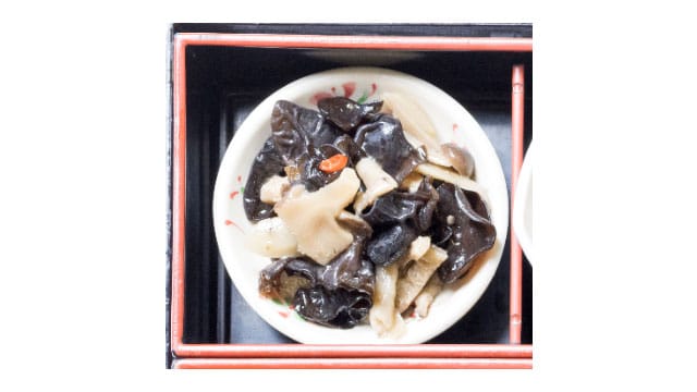 しいたけ、しめじ、きくらげが入ったきのこの甘辛煮。きのこはビタミンDが豊富に含まれる。