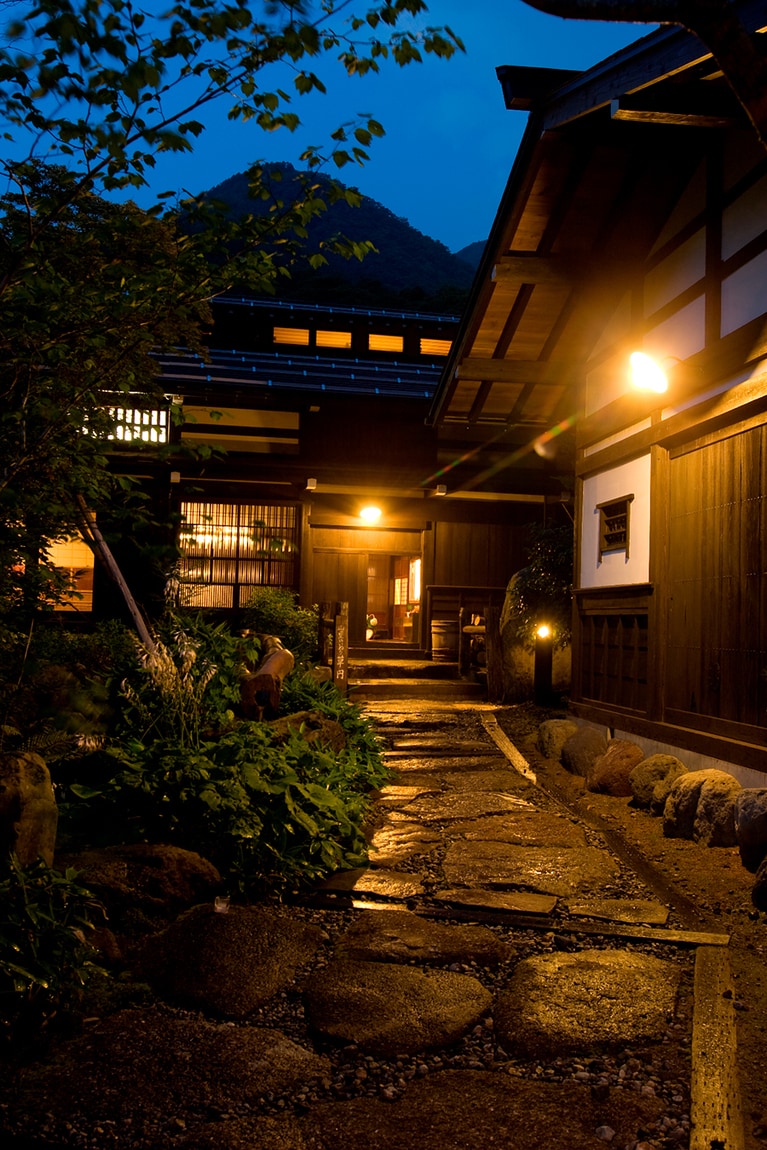 山里のいおり 草円［岐阜／福地温泉］夏の夜の外観エントランス。