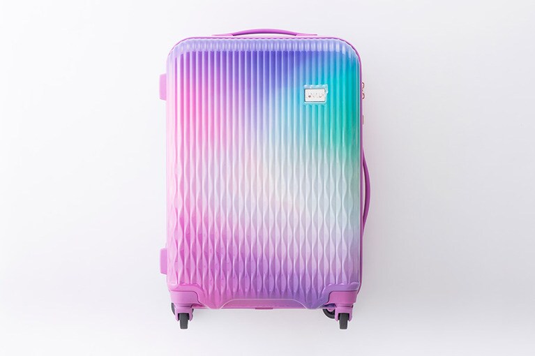配色がキュートなスーツケースは、預けた際にも取り間違えなし
