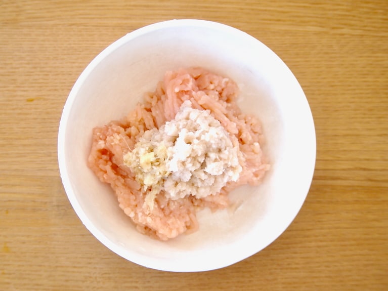 蓮根、生姜は皮ごとすりおろし、ボウルに鶏ひき肉と共に入れよく混ぜる。塩、ごま油を入れ、さらに混ぜる。