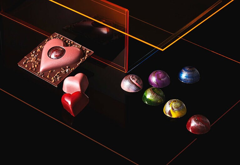 ※左)「ビッグハートチョコ」1,674円、中)「ハートチョコ」1,728 円、右)「キャラメルドーム アソート」3,672 円／ヴァンサン・ヴァレ