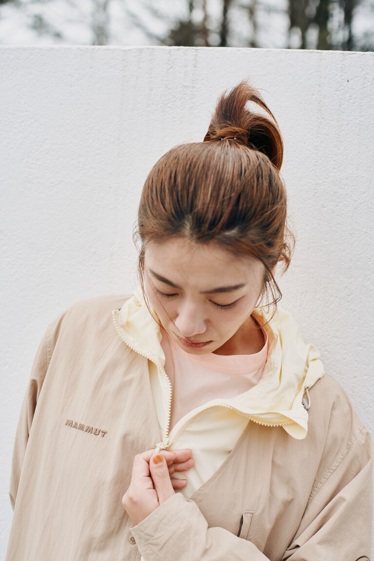 カジュアルなカーディガンタイプのバックパッキングウィンドブレーカーは、スナップボタンで簡単に脱ぎ着でき、変わりやすい天候にも素早く対応。UPF50+の素材が紫外線をカットし、裾のドローストリングはフィット感の調整だけでなく防寒対策にも便利。インナーとのレイヤードも楽しめる。