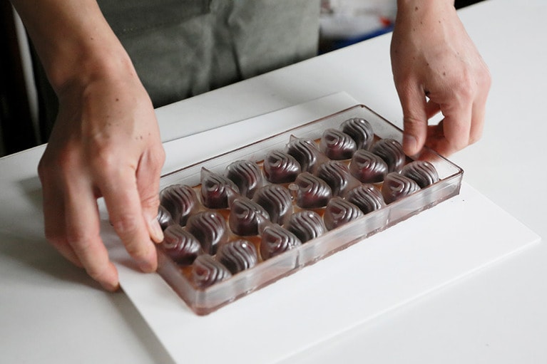 型からボンボンショコラを取り出す様子。