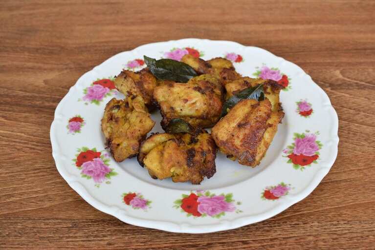 カレーリーフはペーストに加えるものと別に数枚とっておき、油で素揚げ(水分が飛ぶので注意)した鶏から揚げにちらせば、香ばしい香りが食欲をそそる。