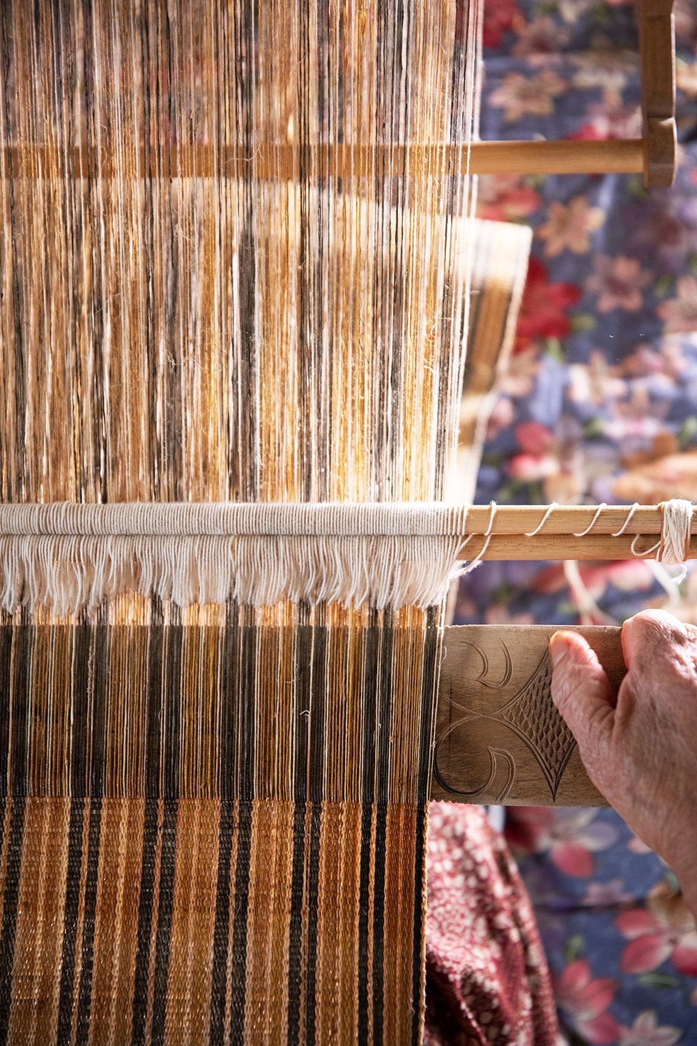 昔と変わることなく“アットゥシカラペ(機織り機)”を使った織り方を守り続ける二風谷アットゥシ。