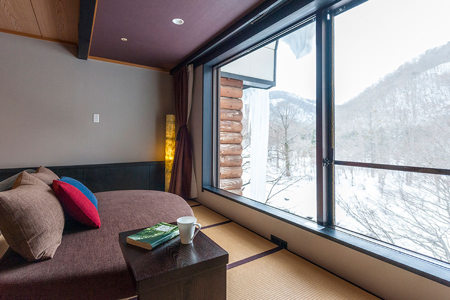 「渓流和室」の窓際に置かれたソファは、絶景を眺める特等席。