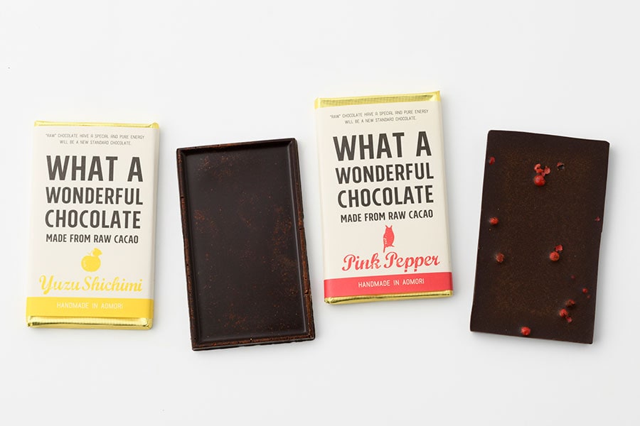 WHAT A WONDERAFUL CHOCOLATE「クラフト　RAW　チョコレート」各486円(約20g)。 左から：柚子七味、ピンクペッパー／青森県