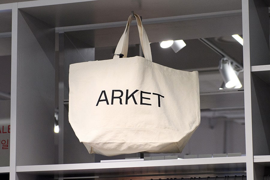 日本未上陸の「ARKET」で完売続出のロゴ入りバッグ W39,000。