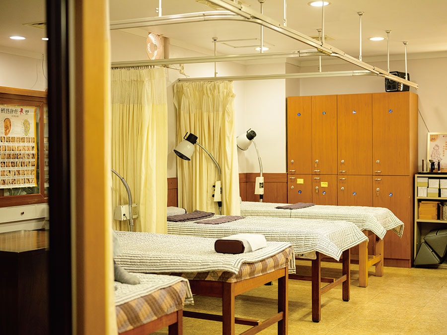 施術室。治療には日本の鍼灸院で使っている一般的な鍼のほかに、液状韓方薬の注射機能が付いた「薬鍼」が使われる。診察と治療で50,000ウォン。