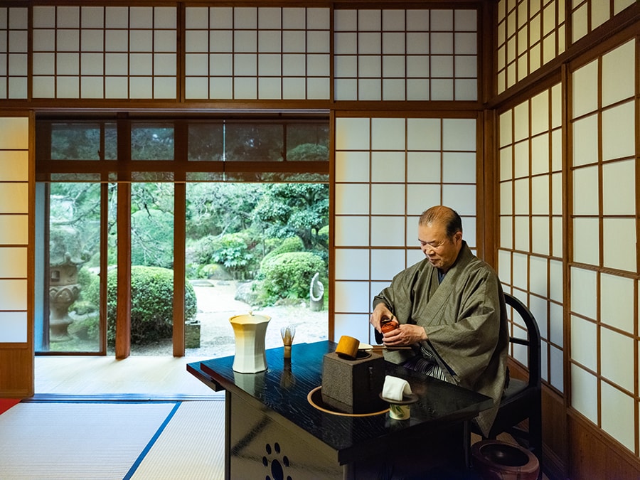 宿に到着したら、まずは日本庭園を望む茶室「蛙瞑庵（あめいあん）」で茶の湯体験を（無料）。