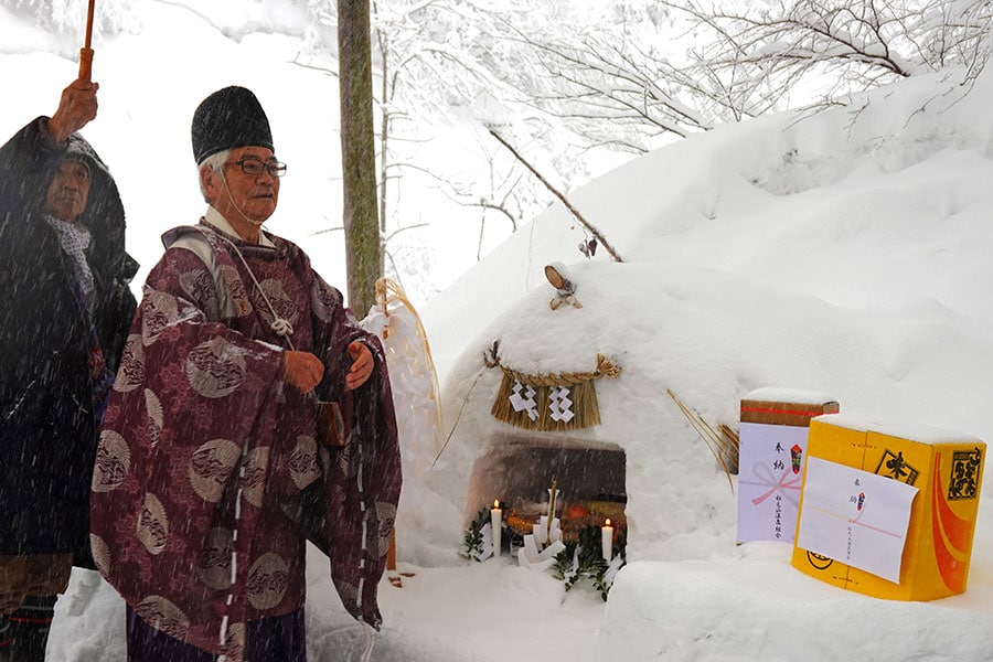大雪の中、神主さんが無病息災を祈る。祭壇がカマクラ！