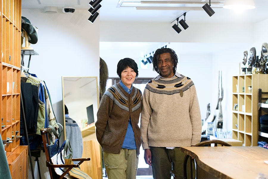北村恵子さん(左)とテリーエリスさん(右)。セレクトショップ「BEAMS」のロンドンオフィスで買い付けを担当し、1990年代に「ビームスモダンリビング」にて北欧家具を提案し話題に。2003年に世界各地の新旧のクラフトとデザインを融合したスタイルを提案する「fennica」を立ち上げ、20年近くディレクターを務めた。2022年に独立し、10月に東京・高円寺にて「MOGI Folk Art」をオープンした。