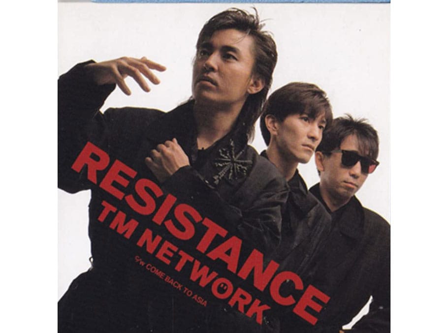 12thシングル『RESISTANCE』（1988年）。宇都宮隆の謎の手のポーズ、小室哲哉と木根尚登のよそ見加減。ナナメなカメラアングル。なるほど、すべてがレジスタンス！