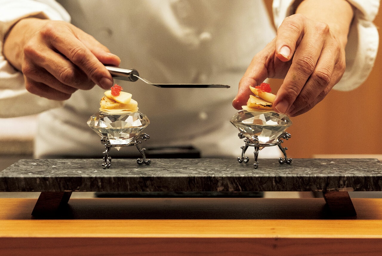 タイラギ、ホワイトアスパラガスなどを積み重ねた見目麗しい一品。