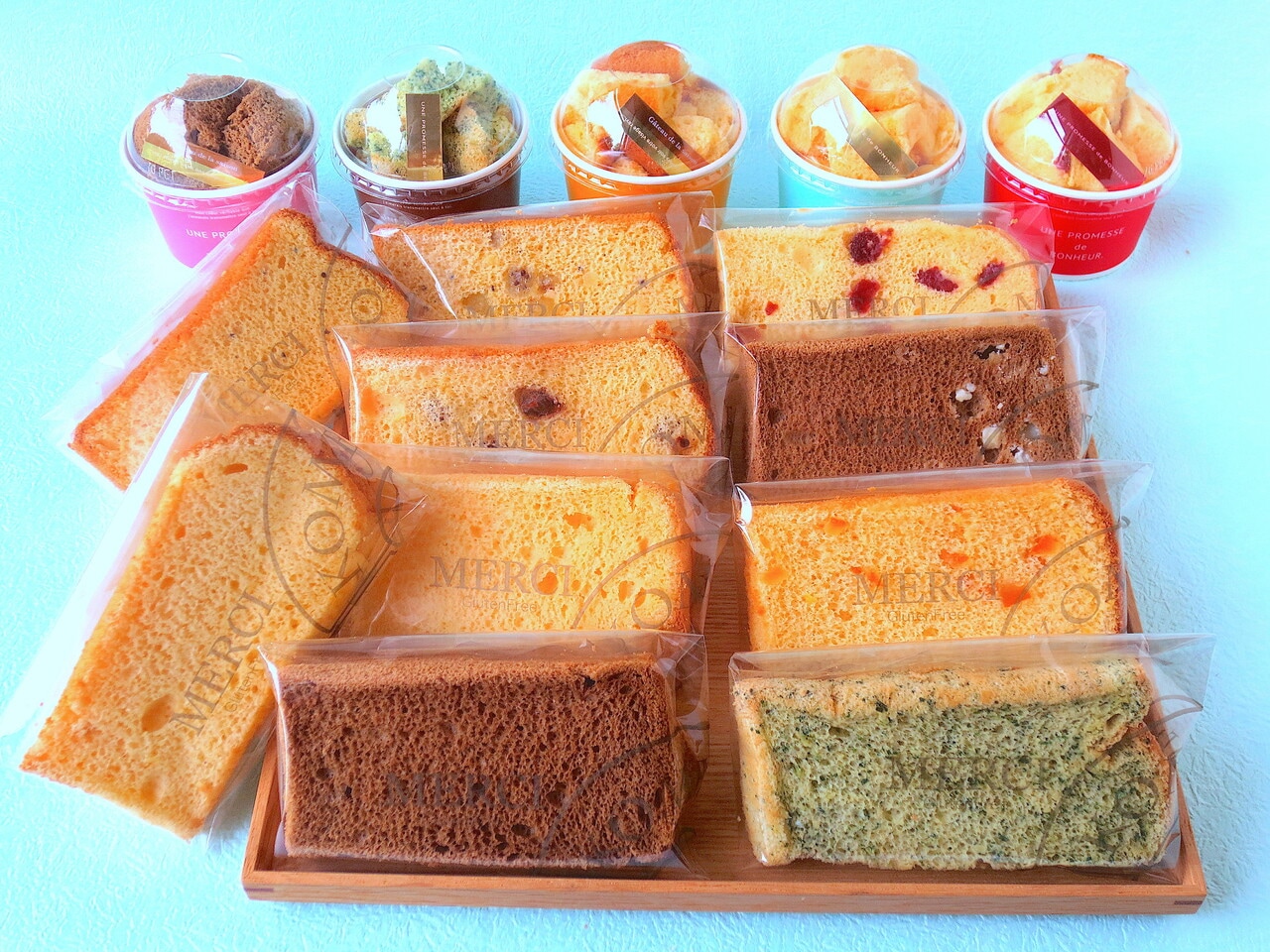 「米粉シフォンケーキ専門店　MERCI（メルシー）」の週替わりのラインナップ。