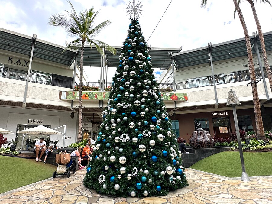 アラモアナセンターのエヴァ・ウィング・ステージのクリスマスツリー（日中）。