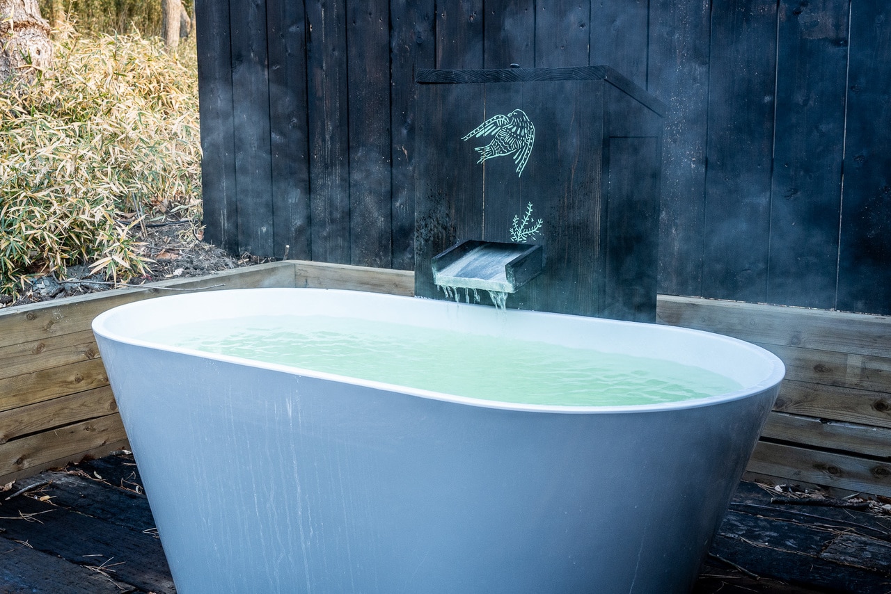 開放感たっぷりな硫黄泉の専用露天風呂。