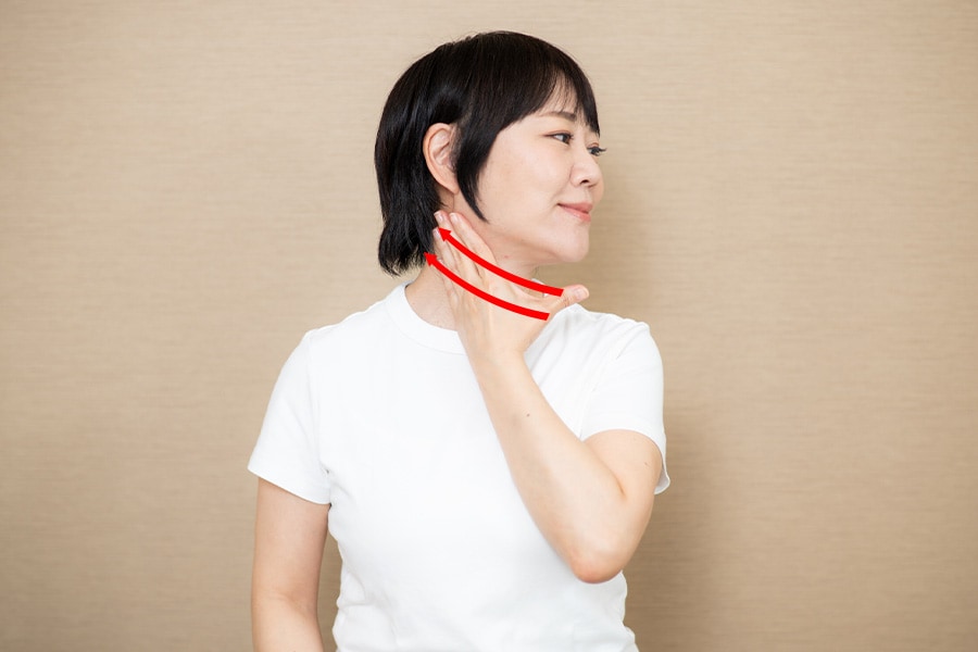 首の前面を引き上げる。