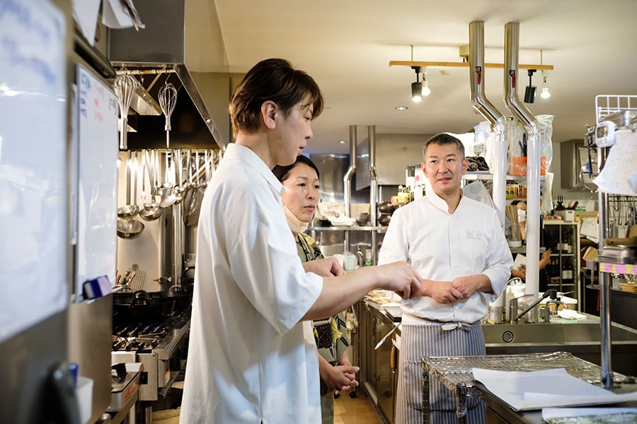 当日は、ゲストが席に着く直前まで、料理の微調整が続いた。