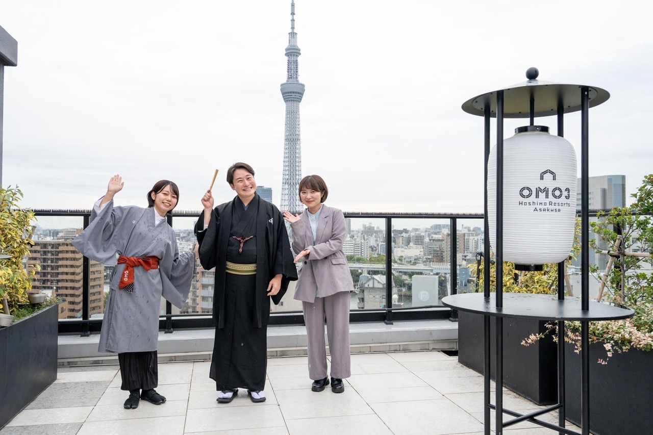浅草落語ナイトは毎週金・土曜の21時から約30分（除外日あり）、最上階13階のOMOベースにて。宿泊者限定、無料。出演する落語家さんは当日のお楽しみ。