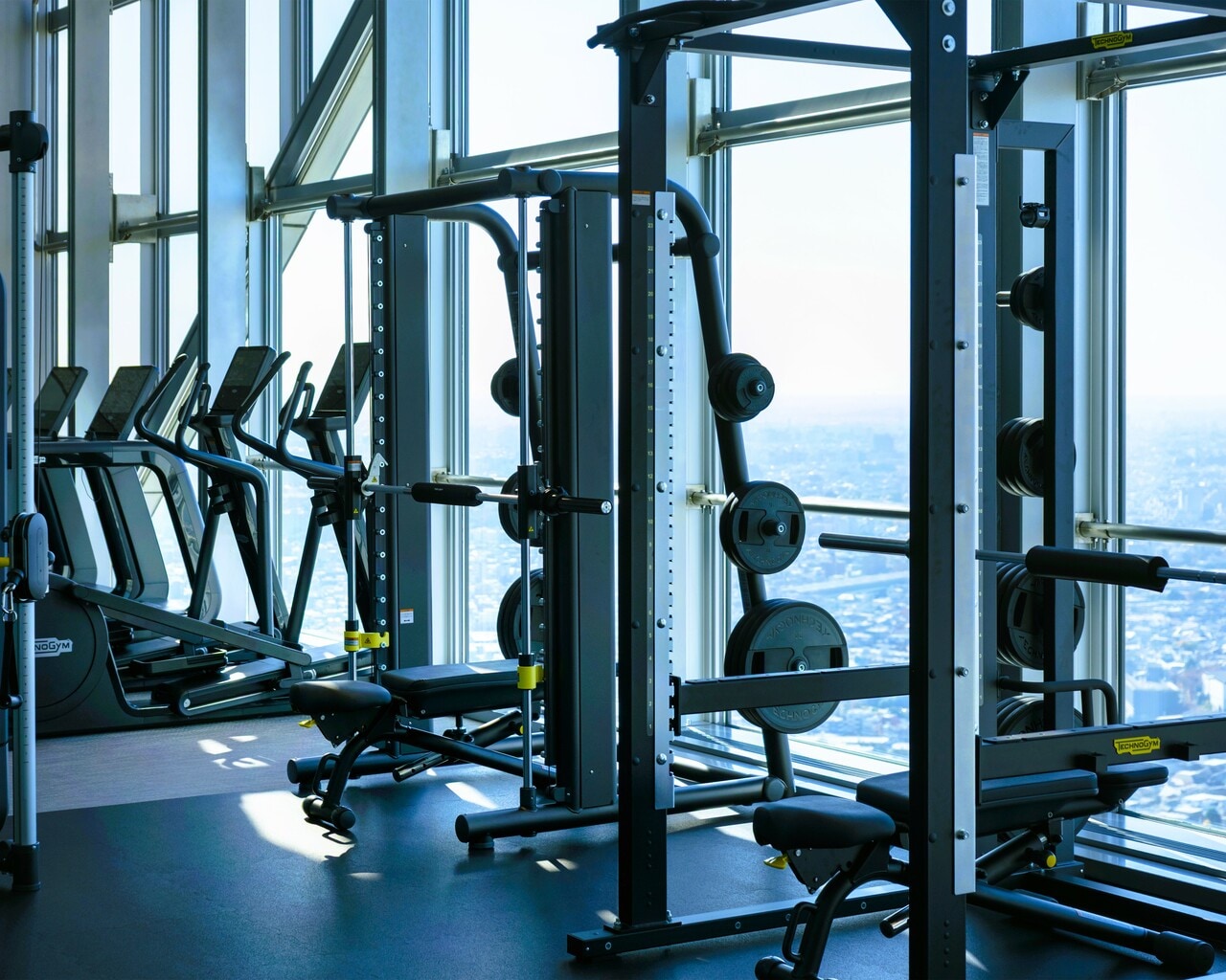「クラブ オン ザ パーク」。地上47階のフィットネスでエクササイズ。パーソナルトレーナーによるゲストそれぞれに合わせたサポートも。