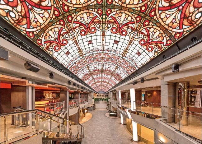 天井に巨大なLEDスクリーンを備える、MSCベリッシマのプロムナード