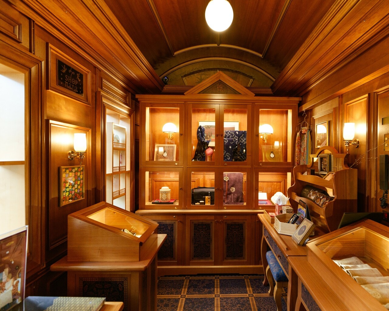 3号車のギャラリーショップには、沿線各地の名品がずらり。