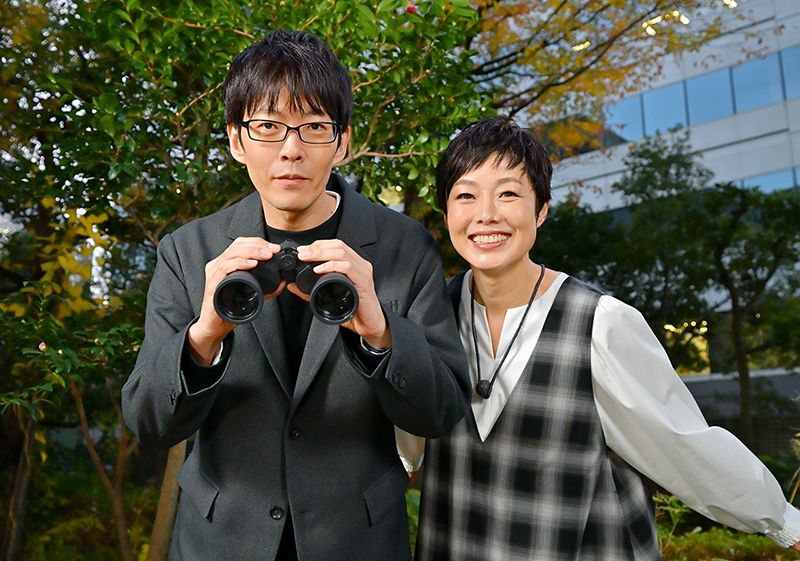 鈴木氏（左）からは有働さんに双眼鏡の使い方のアドバイスも　Ⓒ文藝春秋