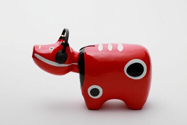 赤い動物デザインの工芸品 福島県の伝統工芸品】 ニューエイジの赤べこたちも？ 幸運を運ぶ牛「赤