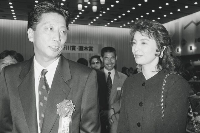 1992年、結婚の1カ月前に「受け月」で直木賞を受賞。贈呈式での初・夫婦2ショット ©︎文藝春秋
