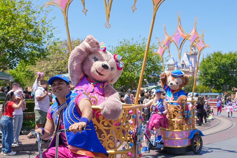 パレードの先頭にはダッフィーとシェリーメイ