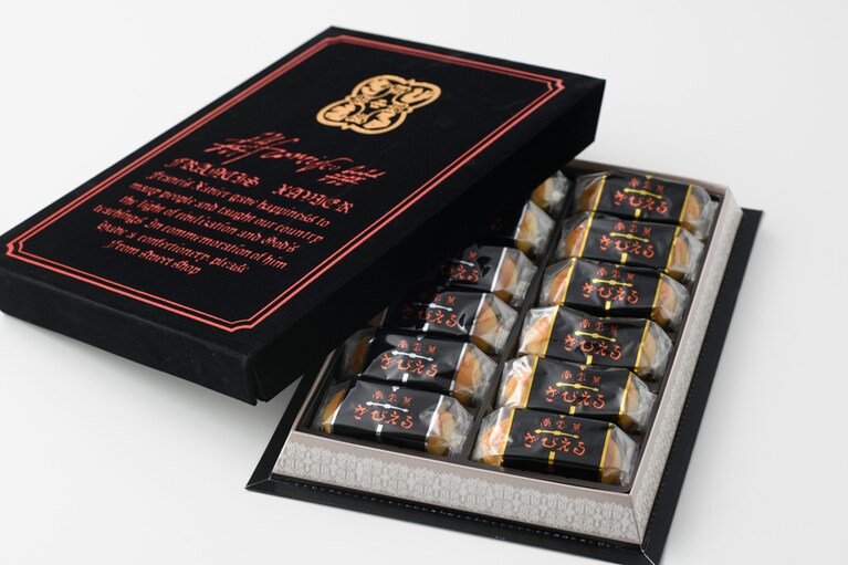 ビロード風の触感の箱は高級感が。神々しい雰囲気が漂います。