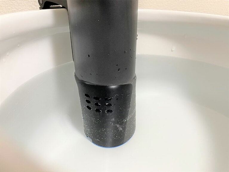 穴の少し上くらいが下限水位の目安。